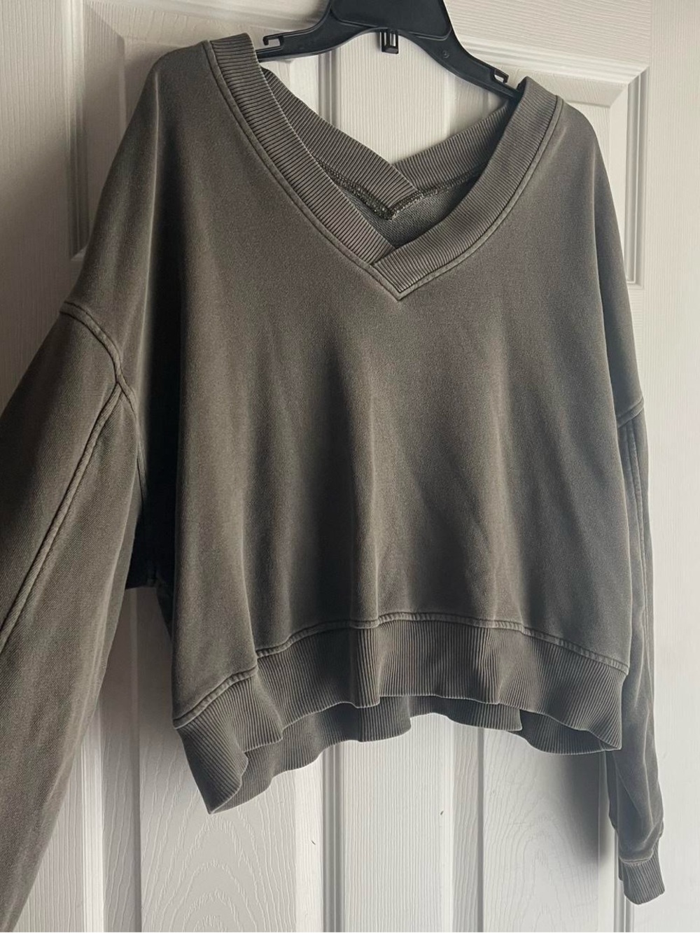 Aerie V-Neck Cropped Sweatshirt in Olive Green